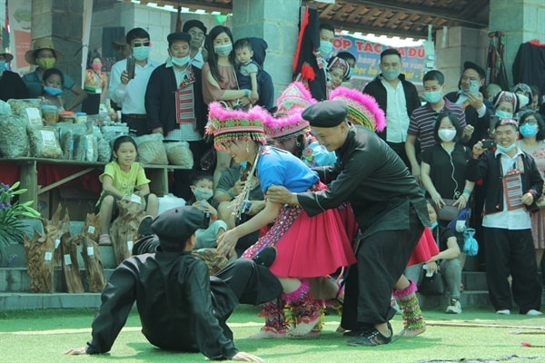 Tái hiện tục “Kéo vợ” tại chợ phiên