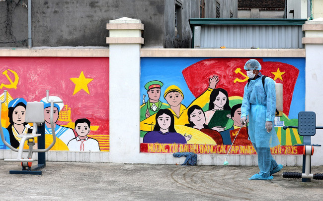 Nhân viên y tế phun khử khuẩn tại Nhà văn hoá thôn Lỗ Giao (Ảnh: Thành Đạt)