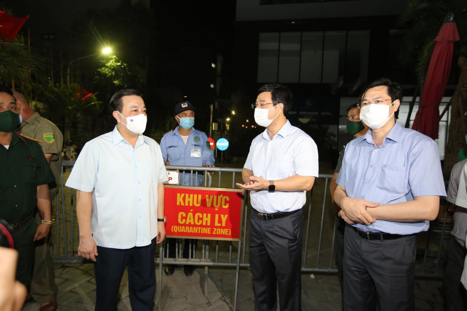 Phó Chủ tịch UBND TP Chử Xuân Dũng kiểm tra công tác phòng dịch tại một số khu chung cư trên địa bàn TP Hà Nội. Ảnh: Xuân Phú. Phó Chủ tịch UBND TP Chử Xuân Dũng kiểm tra công tác phòng dịch tại một số khu chung cư trên địa bàn TP Hà Nội. Ảnh: Xuân Phú.