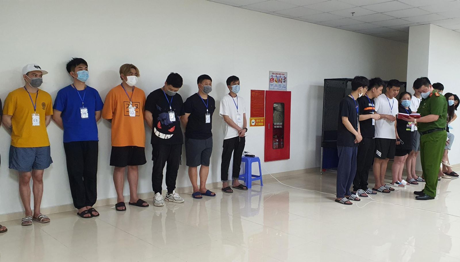 46 đối tượng người Trung Quốc nhập cảnh trái phép, đã thuê 9 phòng trong chung cư Florence 28 Trần Hữu Dực, phường Cầu Diễn, quận Nam Từ Liêm để ở. Ảnh: Công an TP Hà Nội cung cấp. 46 đối tượng người Trung Quốc nhập cảnh trái phép, đã thuê 9 phòng trong chung cư Florence 28 Trần Hữu Dực, phường Cầu Diễn, quận Nam Từ Liêm để ở. Ảnh: Công an TP Hà Nội cung cấp.