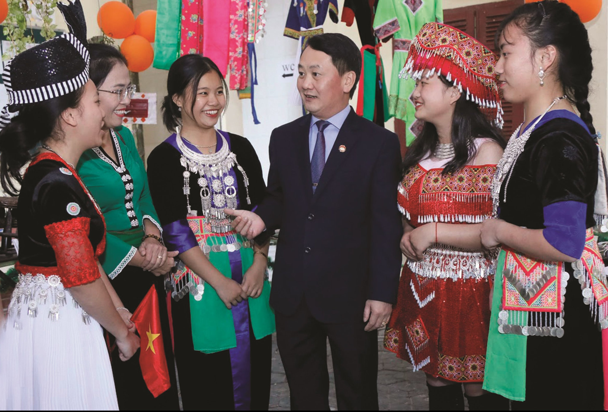  Đồng chí Hầu A Lềnh trò chuyện với các em học sinh  Trường THPT dân tộc nội trú tại Nghệ An (năm 2019).