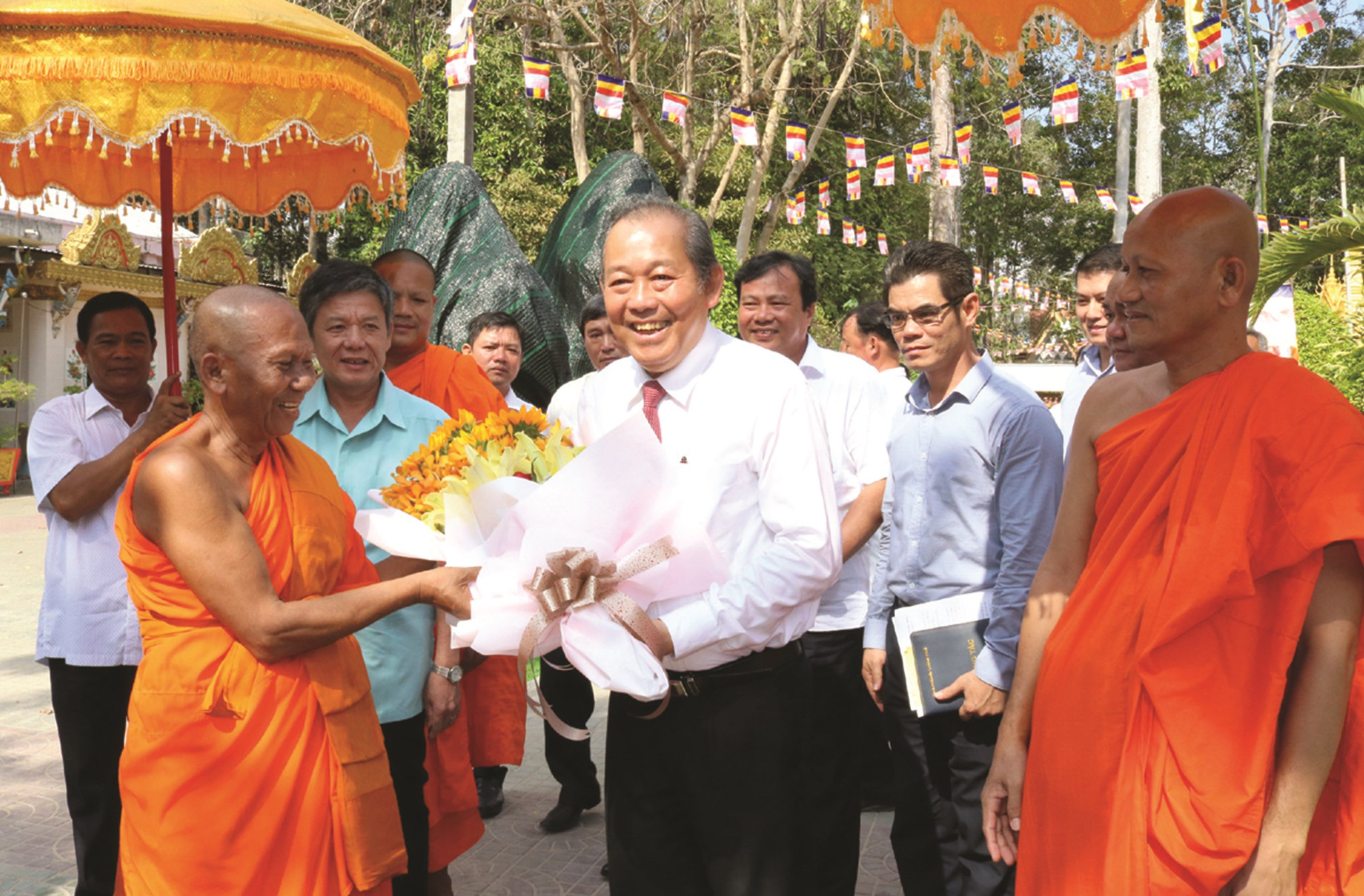 Phó Thủ tướng Trương Hòa Bình chúc Tết Chôl Chnăm Thmây năm 2019 tại Trà Vinh. Phó Thủ tướng Trương Hòa Bình chúc Tết Chôl Chnăm Thmây năm 2019 tại Trà Vinh.