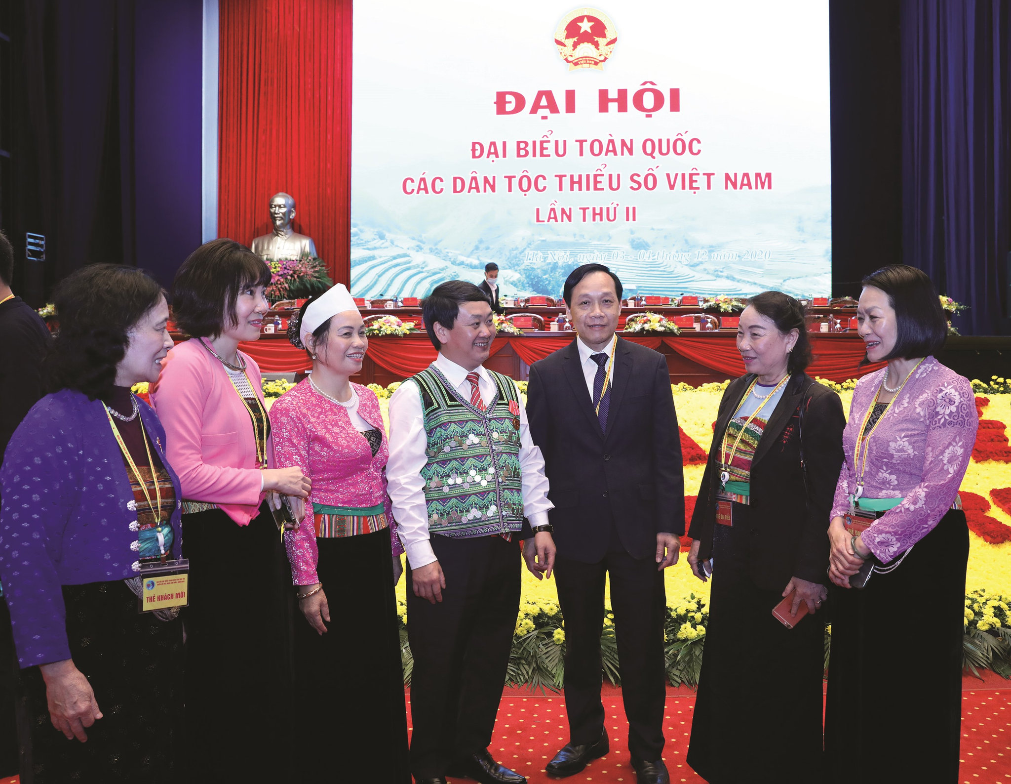 Đồng chí Hầu A Lềnh trao đổi với các đại biểu tại Đại hội Đại biểu toàn quốc các DTTS Việt Nam lần thứ II năm 2020.