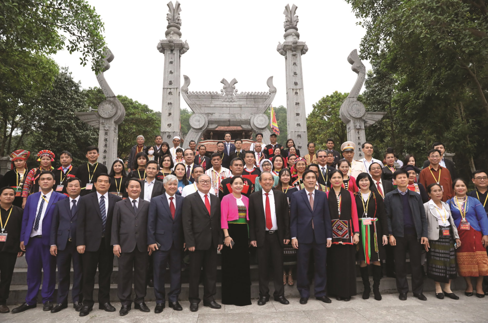 Phó Thủ tướng Thường trực Chính phủ Trương Hòa Bình và các đại biểu dự Đại hội Đại biểu toàn quốc các DTTS Việt Nam lần thứ II năm 2020 chụp ảnh lưu niệm tại đền Hùng. Phó Thủ tướng Thường trực Chính phủ Trương Hòa Bình và các đại biểu dự Đại hội Đại biểu toàn quốc các DTTS Việt Nam lần thứ II năm 2020 chụp ảnh lưu niệm tại đền Hùng.