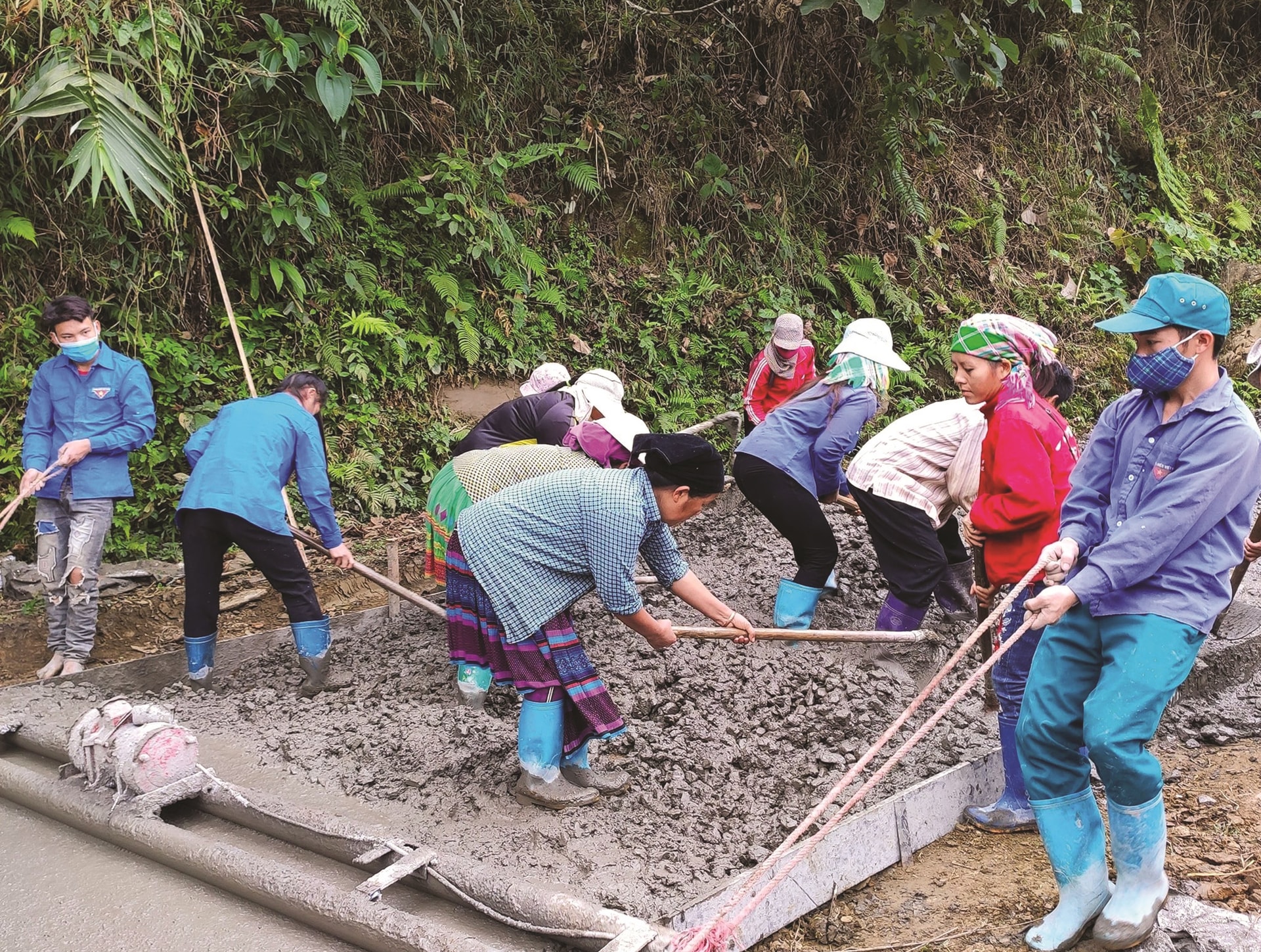 Người dân xã Xuân La chung tay xây dựng NTM góp phần phát triển KT-XH ở địa phương. Người dân xã Xuân La chung tay xây dựng NTM góp phần phát triển KT-XH ở địa phương.