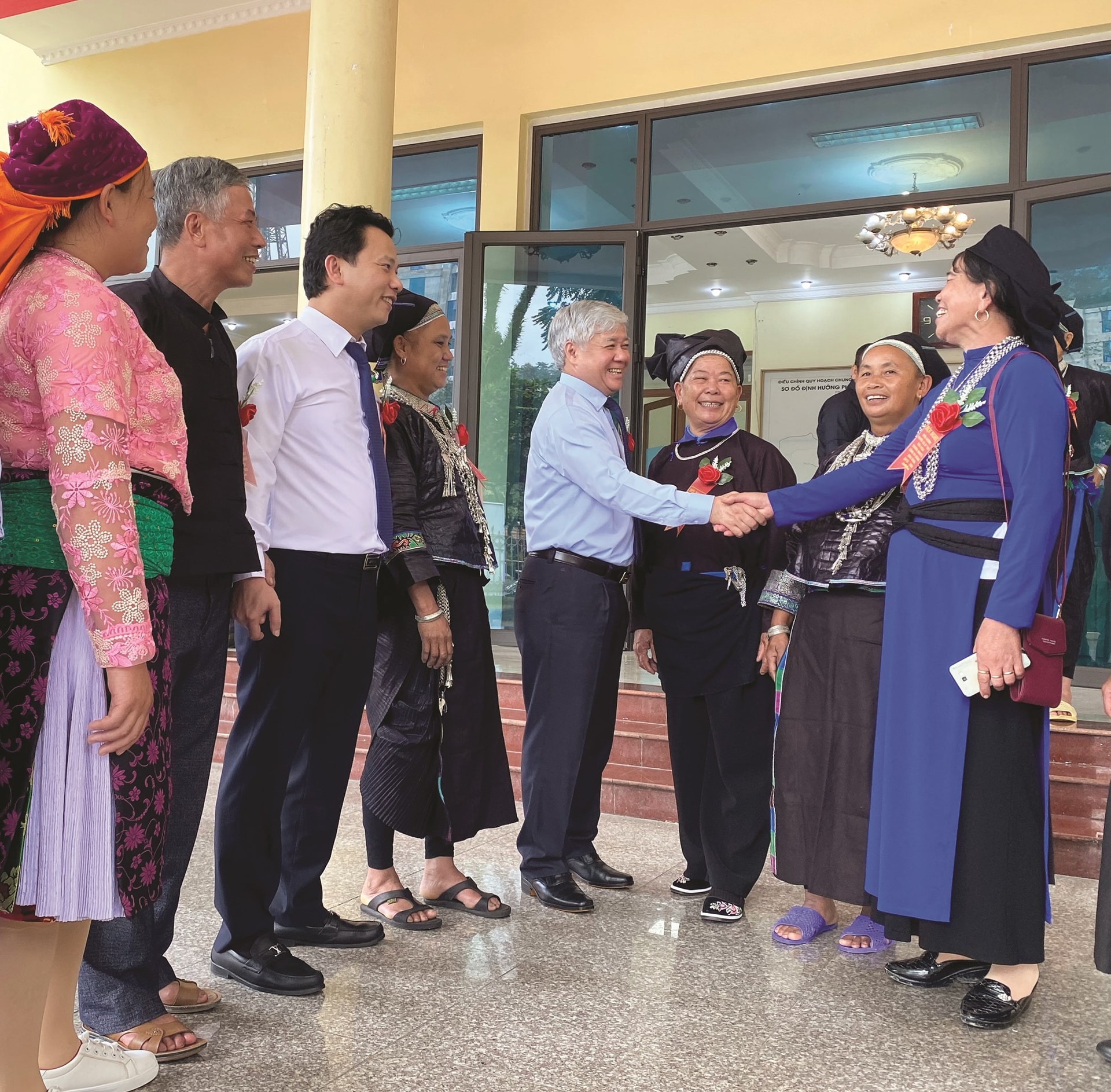 Đồng chí Đỗ Văn Chiến trò chuyện với Người có uy tín tiêu biểu trong đồng bào DTTS tỉnh Hà Giang. Đồng chí Đỗ Văn Chiến trò chuyện với Người có uy tín tiêu biểu trong đồng bào DTTS tỉnh Hà Giang.