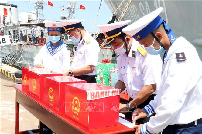 Niêm phong thùng phiếu trước khi đưa lên tàu. Ảnh: Đoàn Mạnh Dương/TTXVN