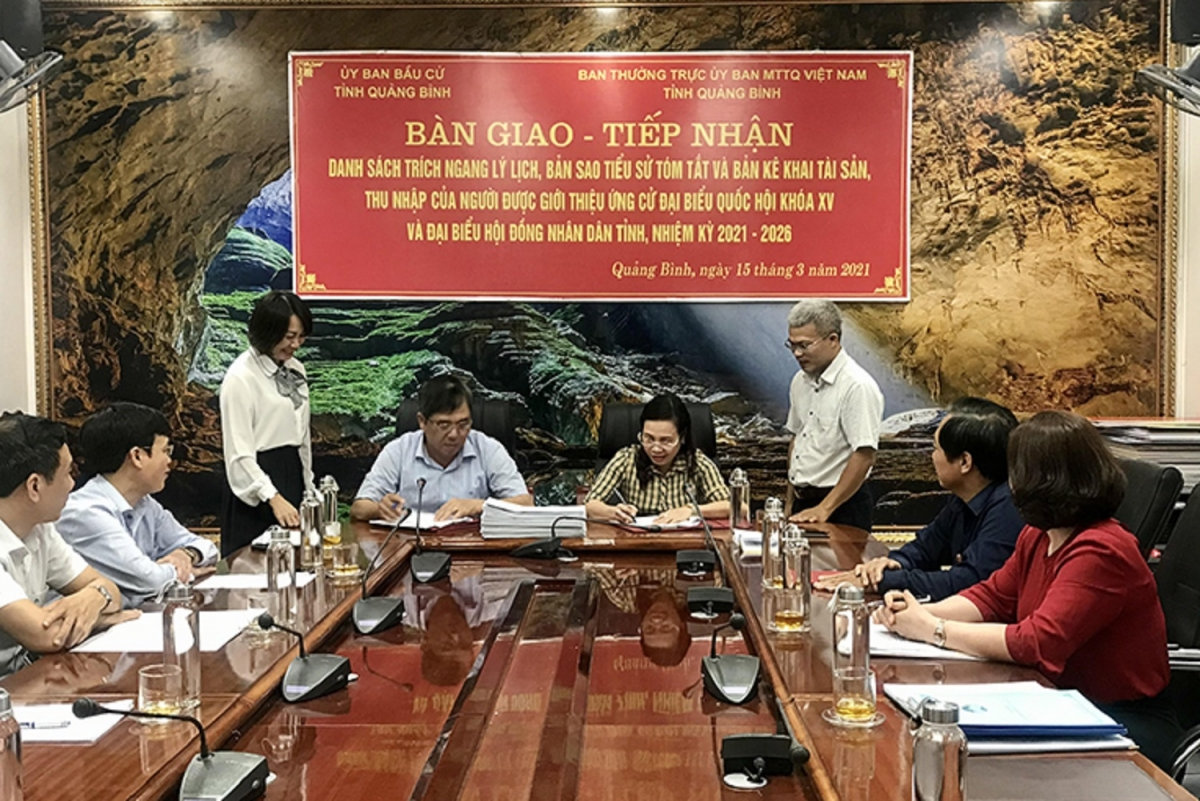 Bàn giao, tiếp nhận hồ sơ những người ứng cử đại biểu quốc hội khóa XV và HĐND tỉnh Quảng Bình nhiệm kì 2021-2026