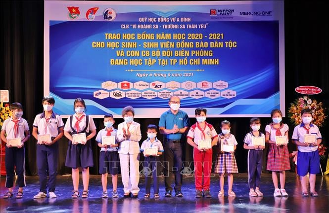 Trao học bổng cho các em học sinh tiểu học là người dân tộc thiểu số Trao học bổng cho các em học sinh tiểu học là người dân tộc thiểu số