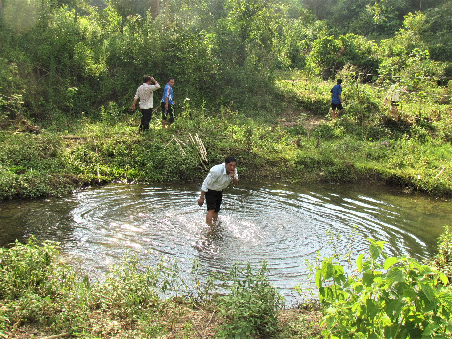 Anh Quách Văn Thông, Phó Chánh thanh tra Ban Dân tộc (người đang đang đứng dưới suối), 20 năm gắn bó với nghề đã đi tất cả các bản làng của miền núi xứ Thanh 