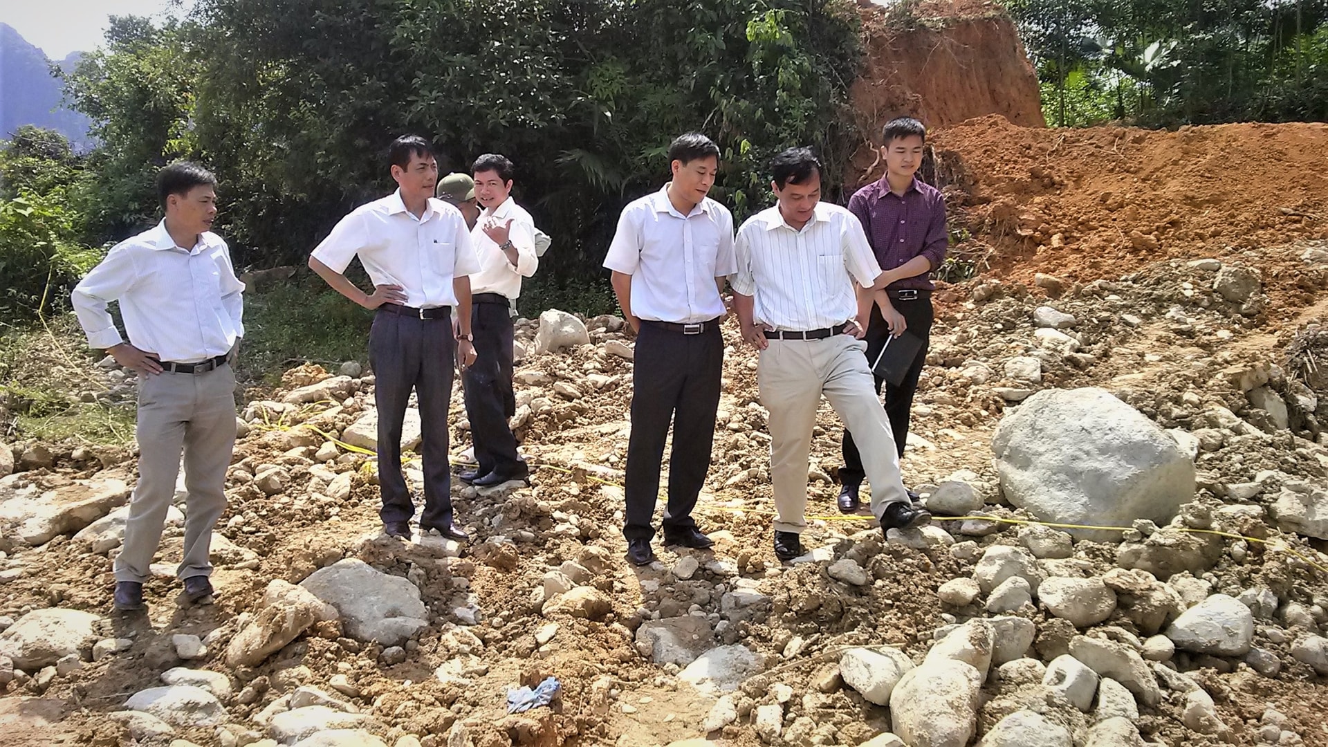 Ông Tạ Hồng Hải, Phó trưởng Ban Dân tộc Thanh Hóa (người đứng thứ 2 từ phải qua) trong một chuyến công tác tại huyện Thường Xuân. 