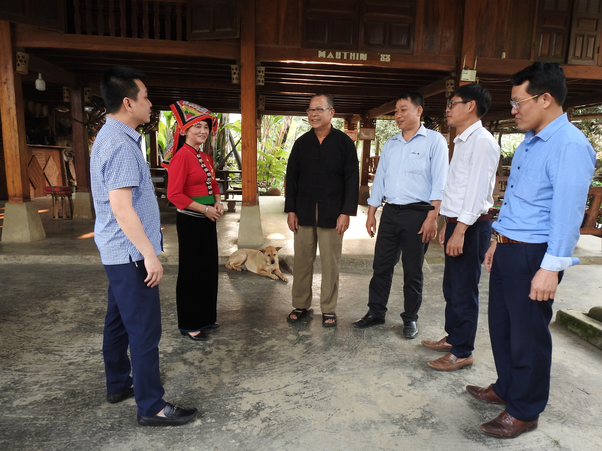 Cán bộ Ban Dân tộc tỉnh Yên Bái và Phòng Dân tộc thị xã Nghĩa Lộ thăm mô hình Homstay tại gia đình bà Hoàng Thị Loan, bản Sà Rèn