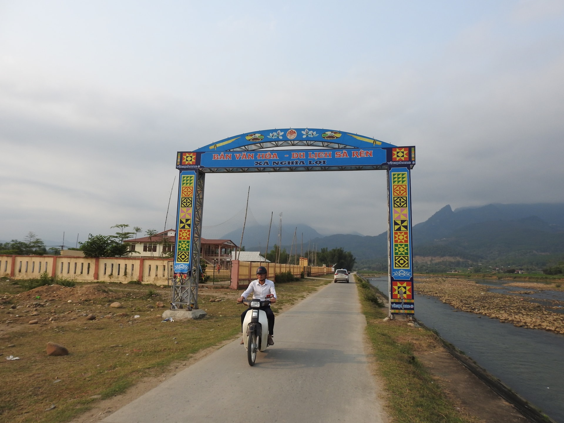 Đường vào bản văn hoá - du lịch Sà Rèn
