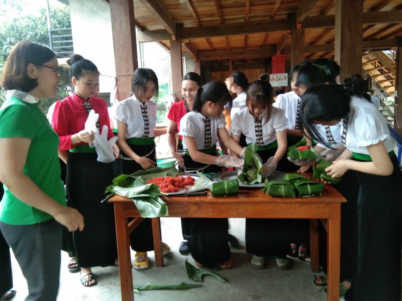 Một buổi truyền dạy về ẩm thực dân tộc cho thế hệ trẻ tại bản Sà Rèn