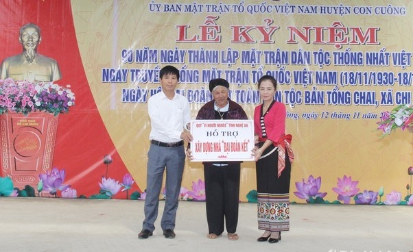 Ứng cử viên ĐBQH Võ Thị Minh Sinh (áo đỏ) trao tặng nhà Đại Đoàn kết cho người dân