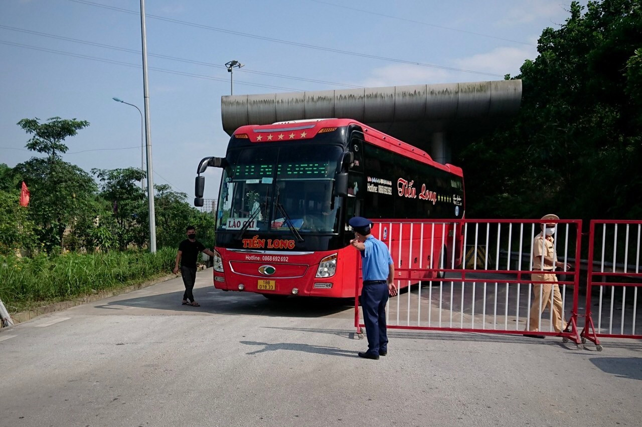 Mỗi ngày có hàng trăm lượt xe qua lại tại các chốt kiểm dịch