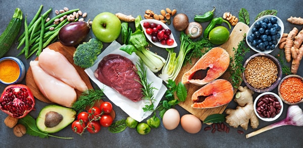 Ăn đầy đủ, cân đối các nhóm chất dinh dưỡng để cơ thể luôn khỏe mạnh, phòng dịch bệnh.