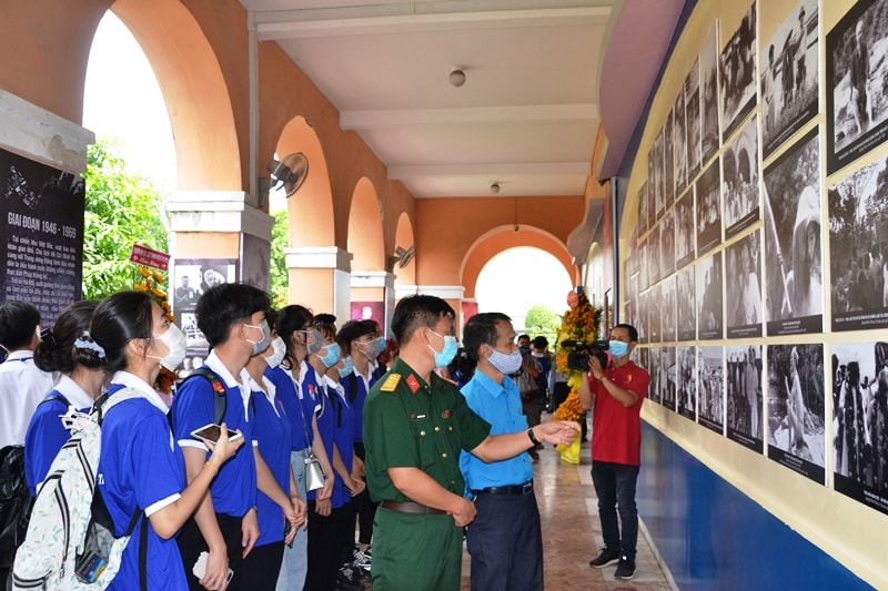 Công chúng tham quan triển lãm trong buổi khai mạc. Công chúng tham quan triển lãm trong buổi khai mạc.