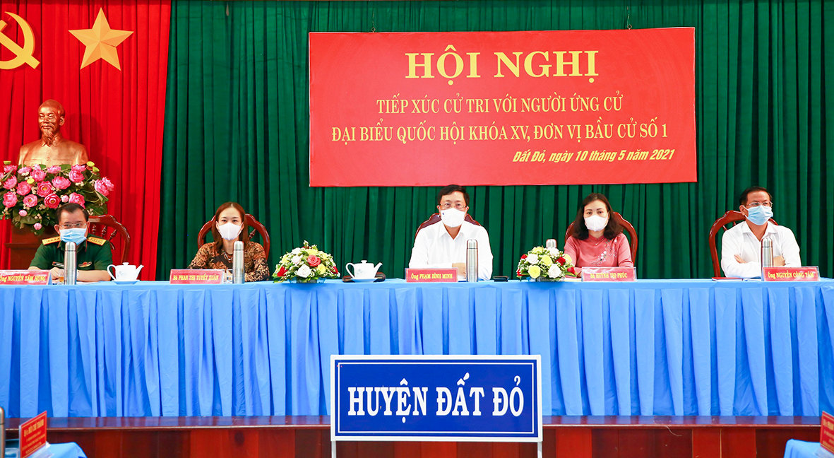 Phó Thủ tướng Phạm Bình Minh và các ứng cử viên đại biểu Quốc hội khóa XV thuộc Đơn vị bầu cử số 1 tại tỉnh Bà Rịa - Vũng Tàu tiếp xúc với cử tri huyện Đất Đỏ sáng 10/5