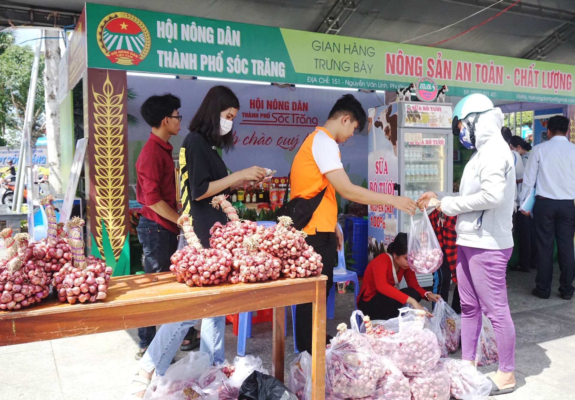 Hội Nông dân tỉnh Sóc Trăng hỗ trợ bà con tiêu thụ hành tím tại Hội chợ Nông sản
