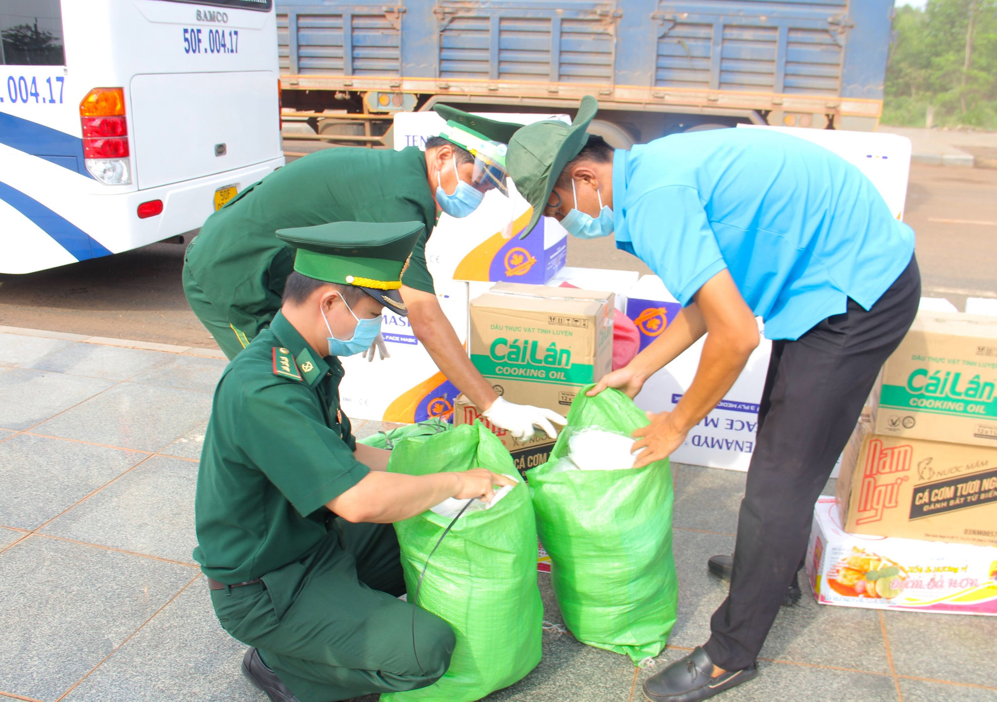Các chiến sĩ biên phòng và Đoàn Thanh niên chuẩn bị khẩu trang y tế, đồ bảo hộ (PPE) và nhu yếu phẩm các loại để trao cho phía tỉnh Kratie.
