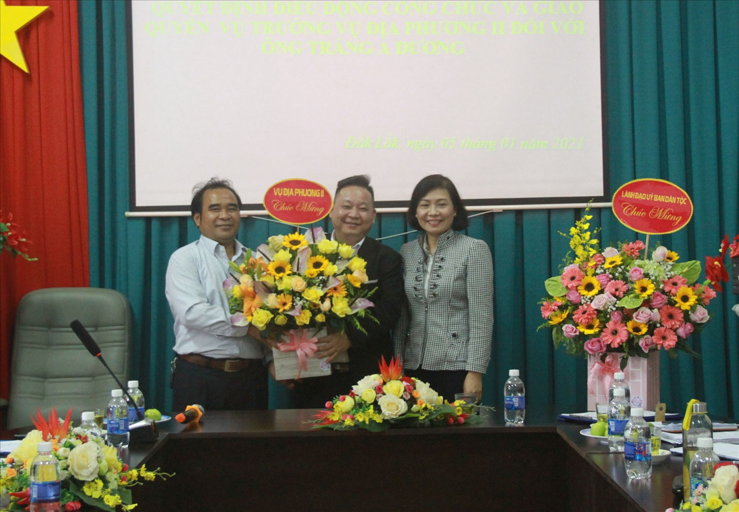 Ông Tráng A Dương (đứng giữa) nhận hoa chúc mừng chức vụ Quyền Vụ trưởng Vụ địa phương II, Uỷ ban Dân tộc (Tháng 1/2021)