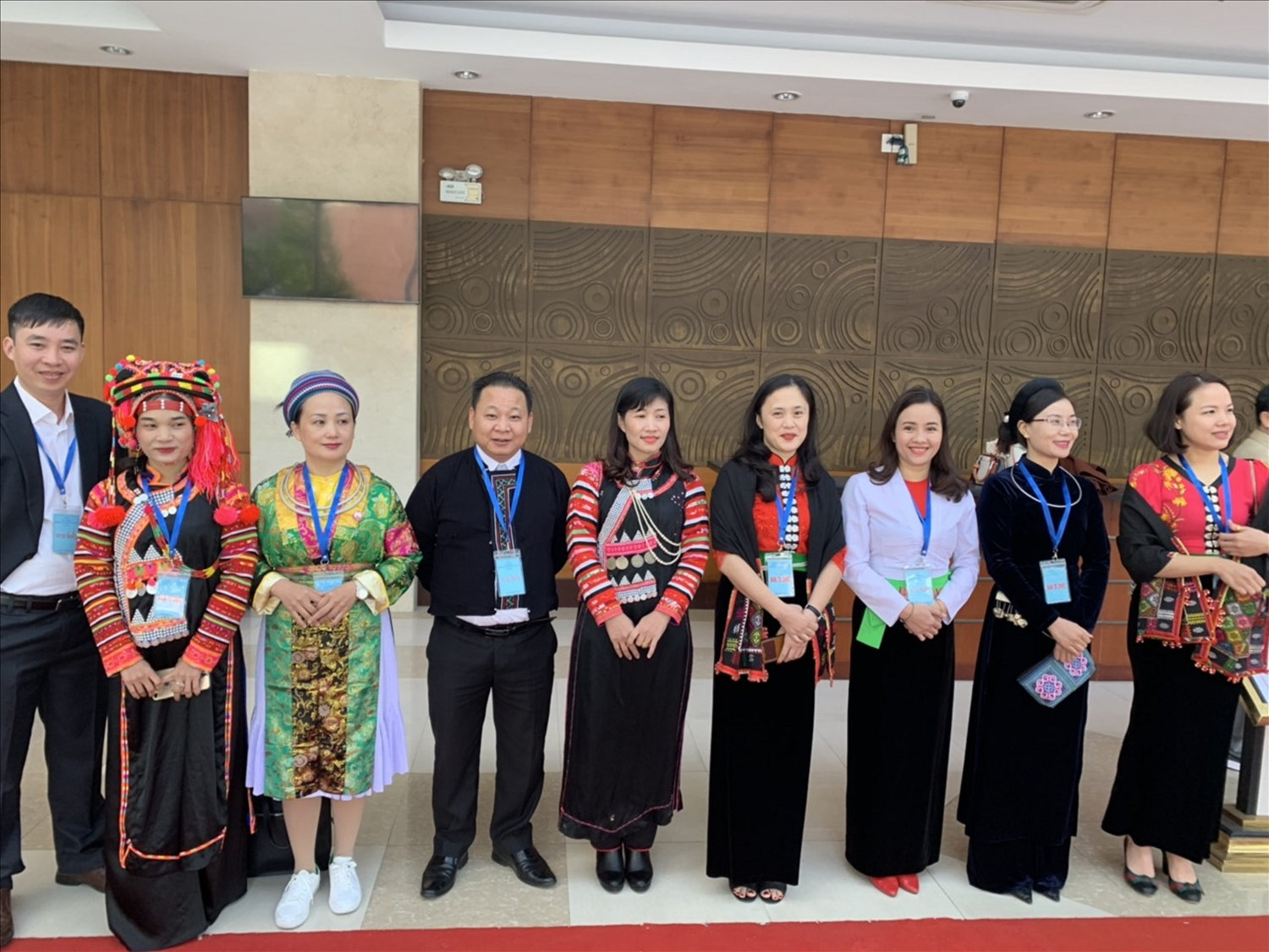 Ông Tráng A Dương (thứ 4 từ trái sang) và các công chức, viên chức Uỷ ban Dân tộc 