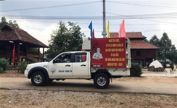 Xe lưu động thông tin về ngày bầu cử cho người dân tại huyện Ngọc Hồi, tỉnh Kon Tum. (Ảnh: Khoa Chương) 
