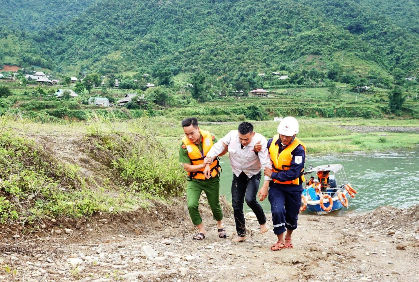Diễn tập về các tình huống giả định để có phương án xử lý tránh tình trạng bị động, hoảng loạn khi có thiên tai xảy ra (Ảnh minh họa) Diễn tập về các tình huống giả định để có phương án xử lý tránh tình trạng bị động, hoảng loạn khi có thiên tai xảy ra (Ảnh minh họa)
