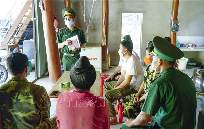 Việc tuyên truyền bầu cử được lực lượng biên phòng lồng ghép với tuyên truyền về phòng chống dịch ở tỉnh Điện Biên. Ảnh: Xuân Tư/TTXVN