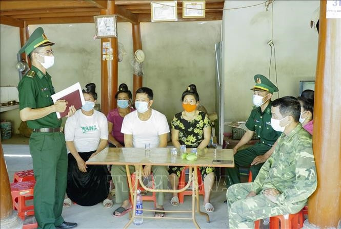 Cán bộ Đồn Biên phòng Mường Nhà tuyên truyền về công tác bầu cử cho người dân ở bản Na Phay, xã Mường Nhà, tỉnh Điện Biên. Ảnh: Xuân Tư/TTXVN