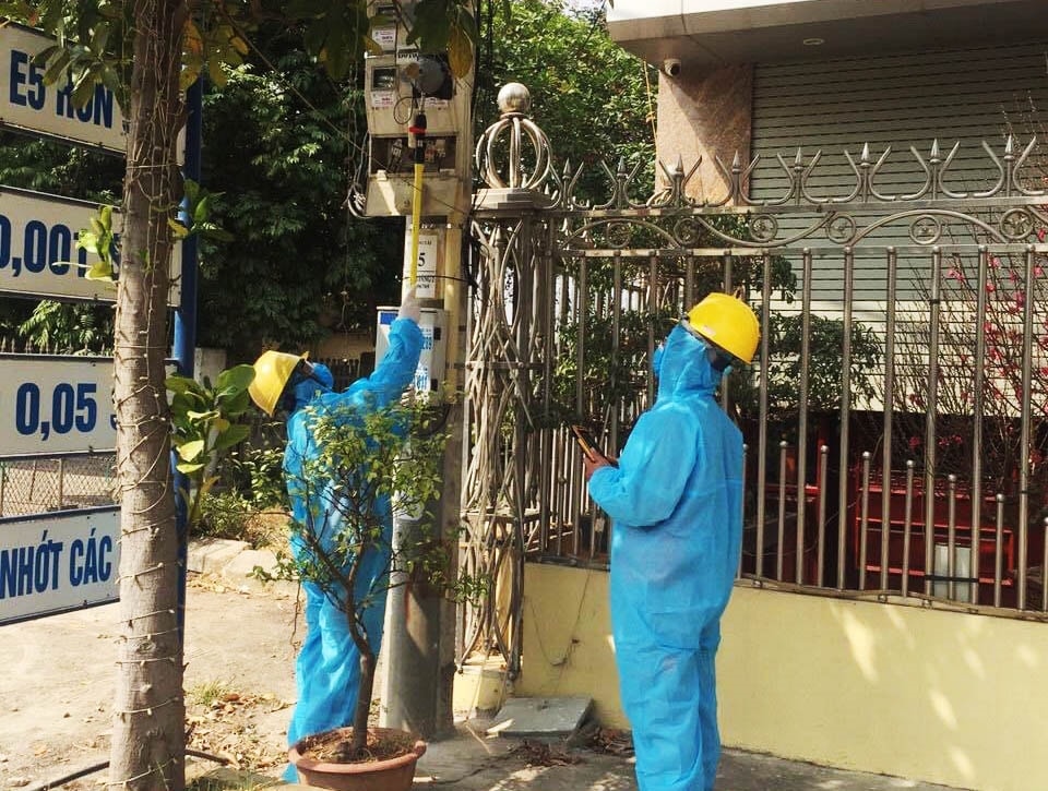 CBNV điện lực đảm bảo an toàn khi làm việc tại hiện trường và những nơi có dịch CBNV điện lực đảm bảo an toàn khi làm việc tại hiện trường và những nơi có dịch