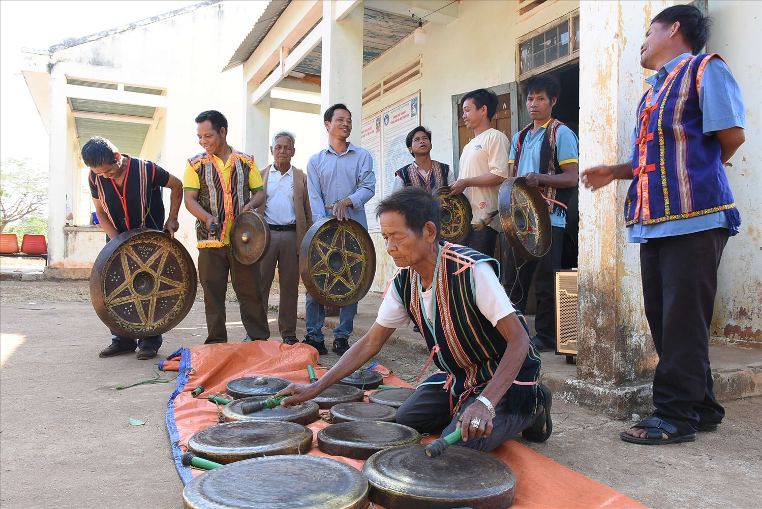 Ngoài việc chỉnh chiêng, già A Dring có thể đánh một lúc 10 chiêng. Ảnh: HT