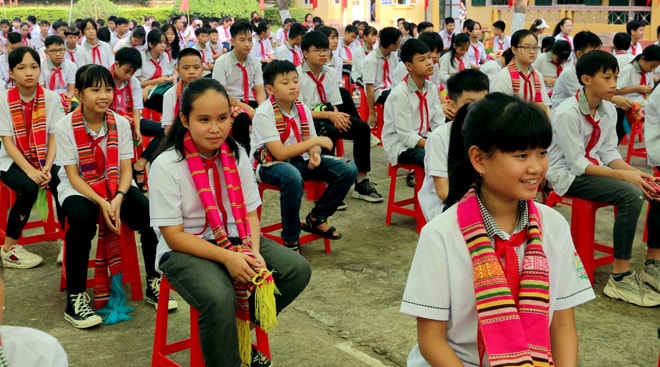 Niềm vui của các em học sinh khi đến trường (Ảnh: BYB)