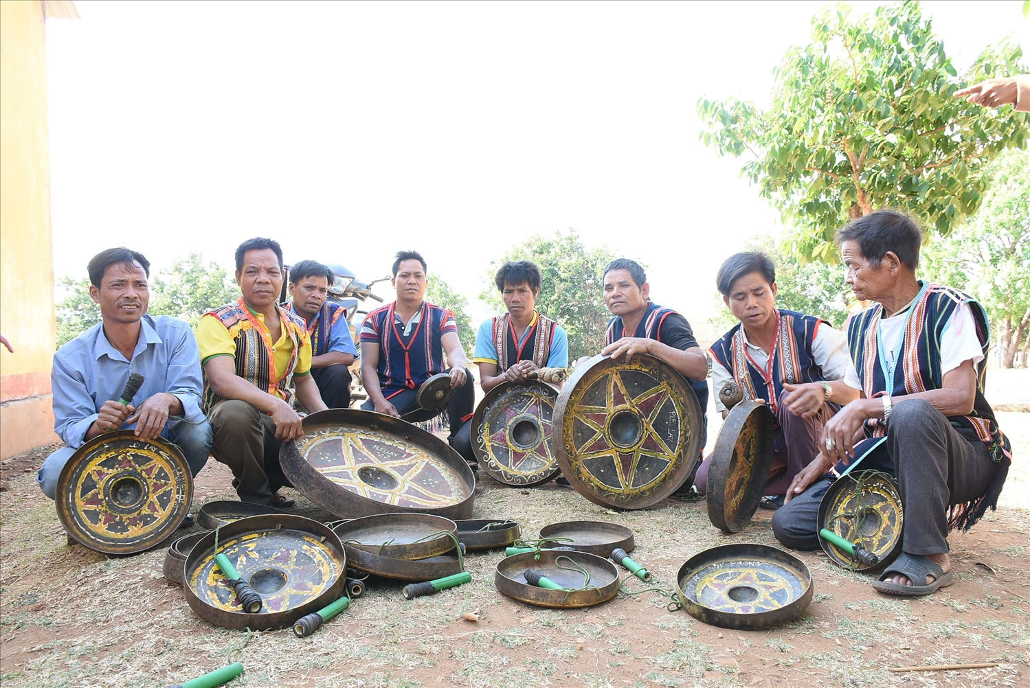 Bộ cồng chiêng 25 chiếc được dân làng mua từ năm 2000. Ảnh: HT