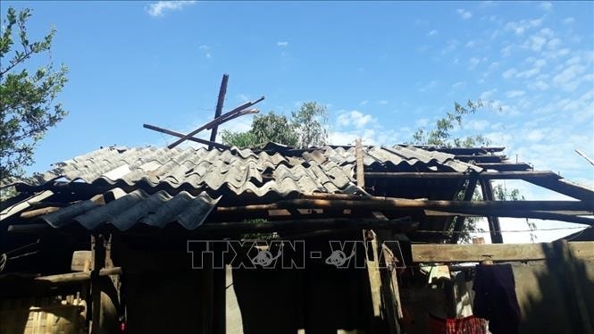 Gần 100 ngôi nhà ở Lai Châu bị sập và tốc mái do dông lốc. Ảnh: TTXVN phát Gần 100 ngôi nhà ở Lai Châu bị sập và tốc mái do dông lốc. Ảnh: TTXVN phát