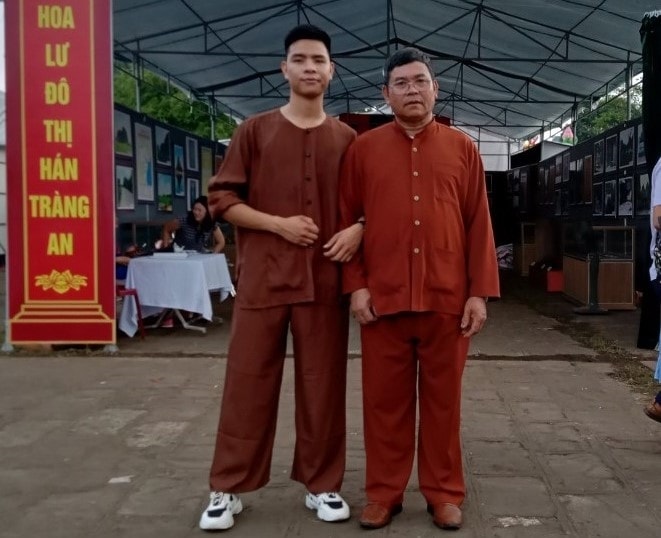 Ông Bùi Hồng Y (bên phải) là một trong những Người có uy tín góp phần quan trọng trong công tác chuẩn bị cho bầu cử tại thôn Đồng Bài Ông Bùi Hồng Y (bên phải) là một trong những Người có uy tín góp phần quan trọng trong công tác chuẩn bị cho bầu cử tại thôn Đồng Bài