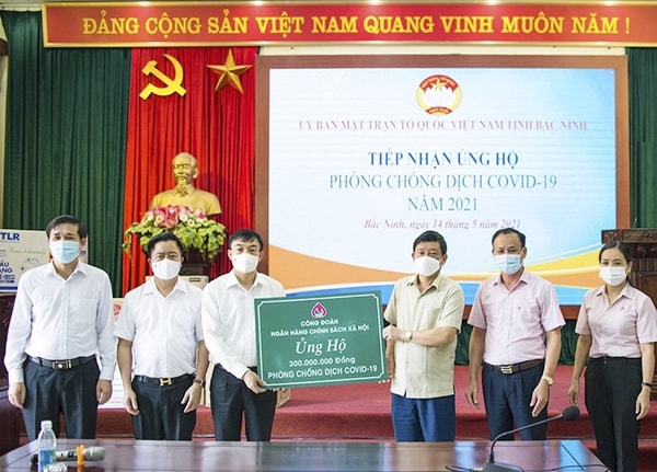 Công đoàn NHCSXH ủng hộ 300 triệu đồng qua UBMTTQ tỉnh Bắc Ninh
