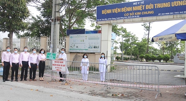 Để đảm bảo an toàn phòng chống dịch bệnh, NHCSXH trao quà cho đại diện Bệnh viện Nhiệt đới Trung ương (cơ sở 2 xã Kim Chung, huyện Đông Anh) bên ngoài trụ sở