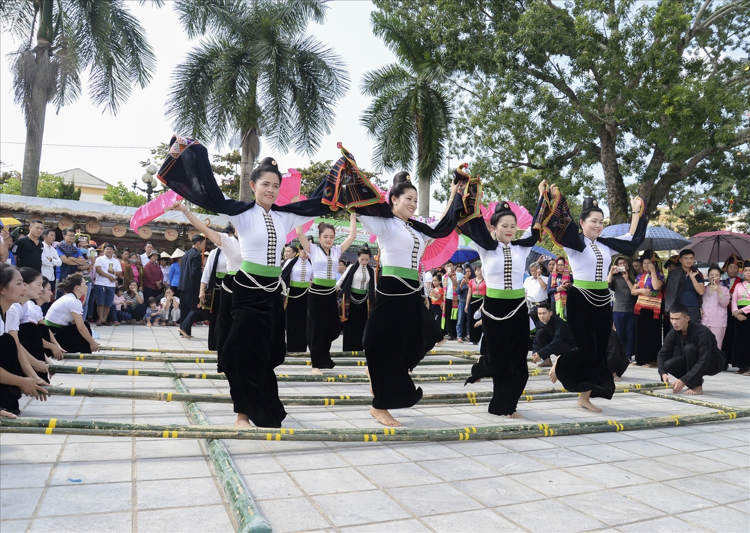 Văn nghệ quần chúng trở thành món ăn tinh thần của người dân (Ảnh tư liệu) Văn nghệ quần chúng trở thành món ăn tinh thần của người dân (Ảnh tư liệu)