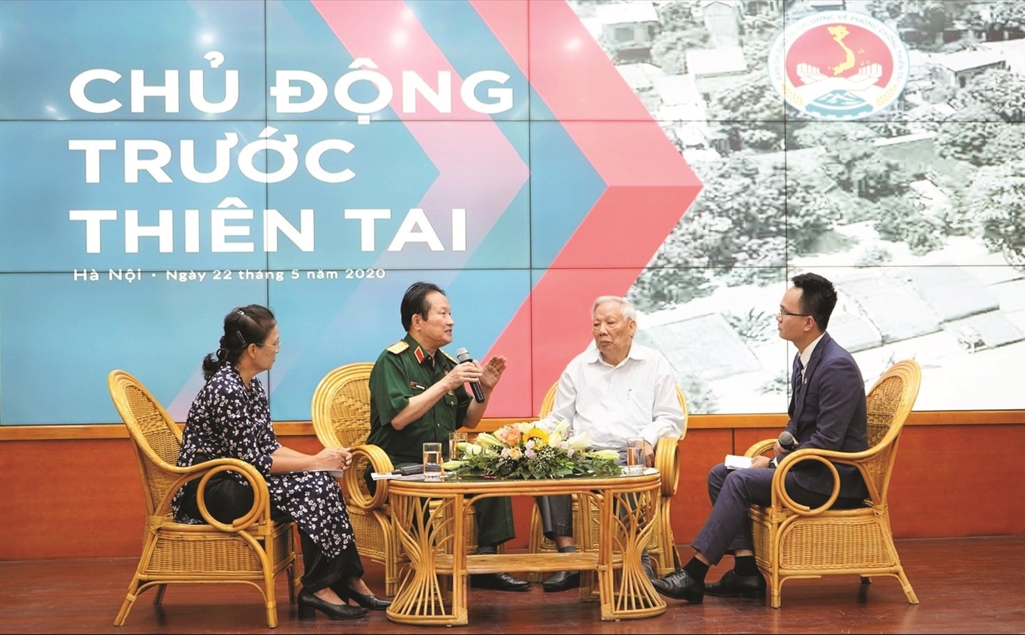 Ông Lê Huy Ngọ (áo trắng) tại buổi tọa đàm với chủ đề “Chủ động trước thiên tai” trong khuôn khổ Lễ kỷ niệm 74 năm Ngày PCTT Việt Nam (22/5/1946 - 22/5/2020). Ông Lê Huy Ngọ (áo trắng) tại buổi tọa đàm với chủ đề “Chủ động trước thiên tai” trong khuôn khổ Lễ kỷ niệm 74 năm Ngày PCTT Việt Nam (22/5/1946 - 22/5/2020).