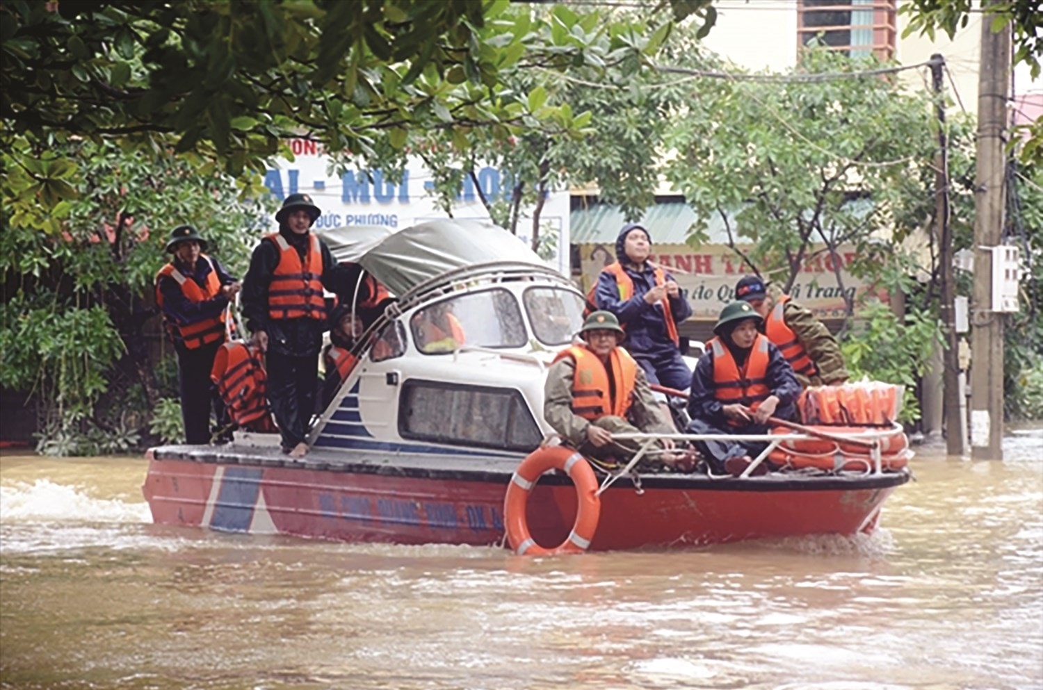 Cán bộ, chiến sĩ Bộ chỉ huy quân sự tỉnh Quảng Bình chuyển hàng cứu trợ và ứng cứu người dân huyện Lệ Thủy (Quảng Bình) trong đợt lũ tháng 10/2020. Cán bộ, chiến sĩ Bộ chỉ huy quân sự tỉnh Quảng Bình chuyển hàng cứu trợ và ứng cứu người dân huyện Lệ Thủy (Quảng Bình) trong đợt lũ tháng 10/2020.