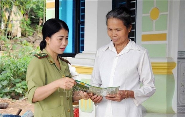 Lực lượng Kiểm lâm huyện Phù Yên, tỉnh Sơn La tuyên truyền vận động nhân dân tích cực tham gia quản lý, bảo vệ rừng và phòng, chữa cháy rừng. Ảnh: Quang Quyết-TTXVN Lực lượng Kiểm lâm huyện Phù Yên, tỉnh Sơn La tuyên truyền vận động nhân dân tích cực tham gia quản lý, bảo vệ rừng và phòng, chữa cháy rừng. Ảnh: Quang Quyết-TTXVN