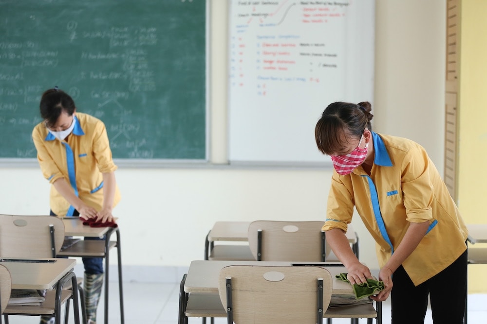 Khử khuẩn trường lớp khi học sinh nghỉ học. Ảnh minh họa