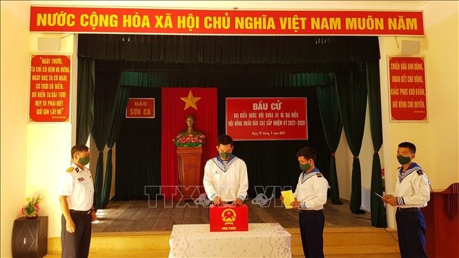 Công tác bỏ phiếu bầu cử trên đảo Sơn Ca được tổ chức trang trọng, đúng quy định, đảm bảo phòng chống dịch COVID-19. Ảnh: TTXVN Công tác bỏ phiếu bầu cử trên đảo Sơn Ca được tổ chức trang trọng, đúng quy định, đảm bảo phòng chống dịch COVID-19. Ảnh: TTXVN
