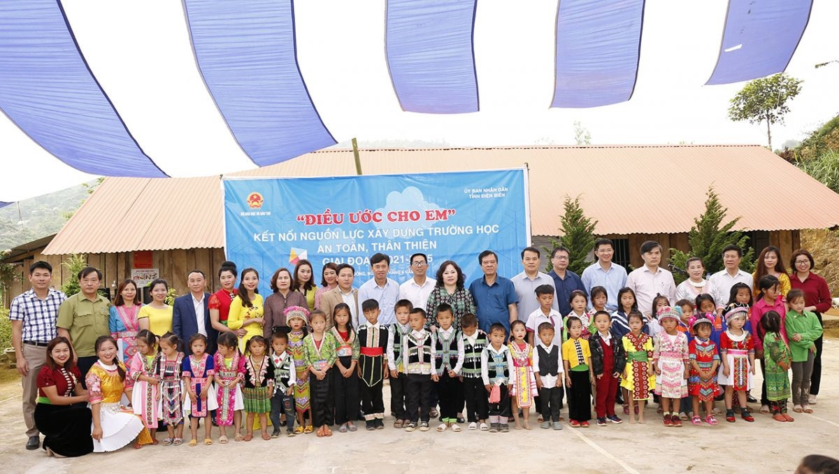 Đoàn công tác Bộ Giáo dục và Đào tạo làm việc tại huyện Điện Biên Đông ngày 17/4/2021. (Ảnh: Bùi Tiến Công)