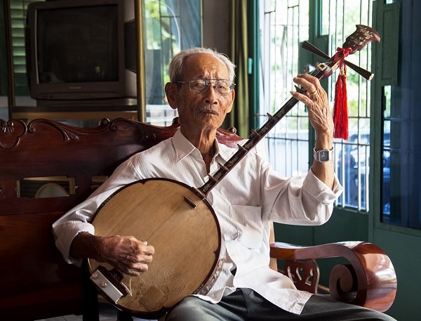 Nghệ nhân ưu tú Lê Văn Chiểu (Hai Chiểu) ấp Thạnh Nguyên, xã Thạnh Hưng, huyện Giồng Riềng Kiên Giang) sử dụng đàn kìm, nhạc cụ đặc trưng của nghệ thuật đờn ca tài tử. (Ảnh TL)