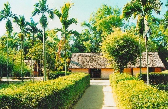 Ngôi nhà nhỏ ba gian, lợp tranh, trên đất vườn của ông bà ngoại, là nơi Chủ tịch Hồ Chí Minh cất tiếng khóc chào đời và sống ở đây cho tới năm lên 5 tuổi.