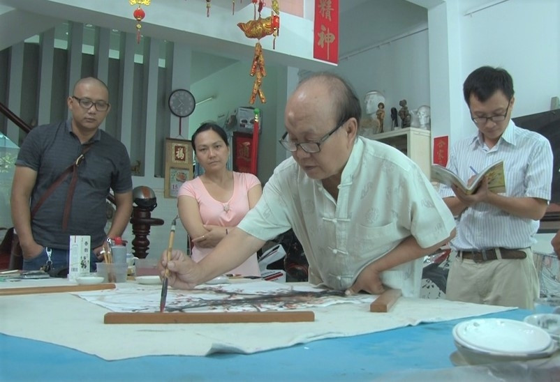 Họa sĩ Trương Lộ thể hiện tranh thủy mặc (Ảnh tư liệu)