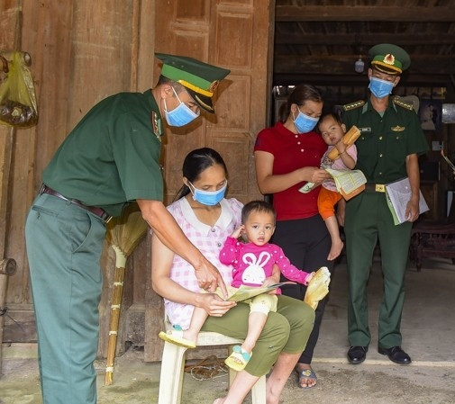 Cán bộ, chiến sỹ Đồn Biên phòng Bát Mọt tuyên truyền phòng,chống dịch COVID-19 và tuyên truyền về cuộc bầu cử cho người dân trên địa bàn xã Bát Mọt